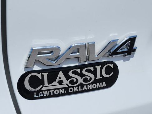 Used 2019 Toyota RAV4 XLE FWD image 11