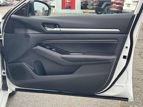 Used 2023 Nissan Altima 2.5 SR w/ SR Premium Package image 9