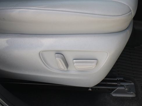 Used 2023 Toyota Highlander XLE FWD image 22