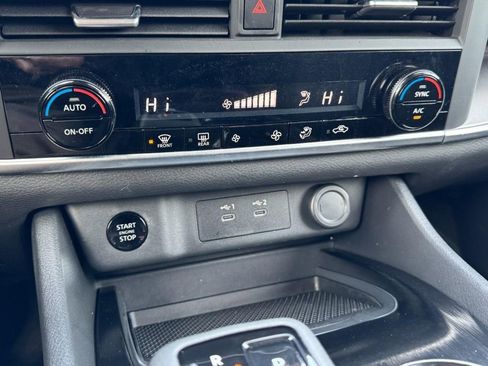 Used 2025 Nissan Rogue SV image 18