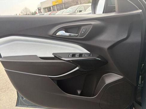 Used 2025 Chevrolet Trax LT w/ LT Convenience Package image 20