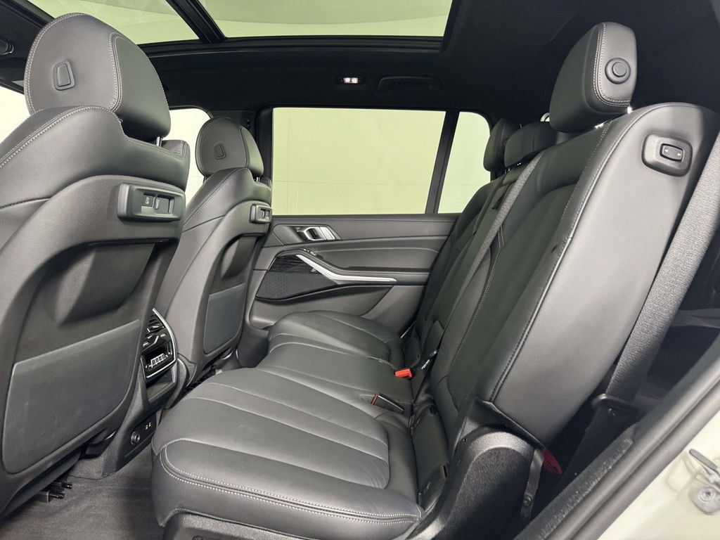 Used 2022 BMW X7 xDrive40i w/ M Sport Package AWD/4WD image 33