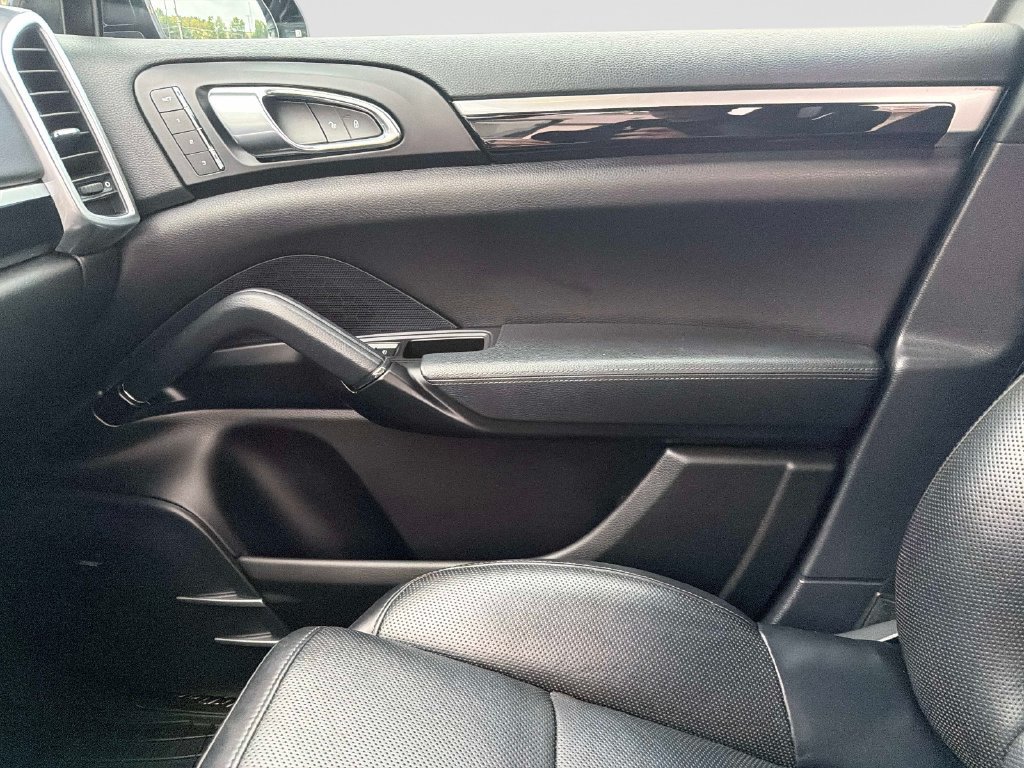 Used 2018 Porsche Cayenne Platinum Edition AWD/4WD image 23