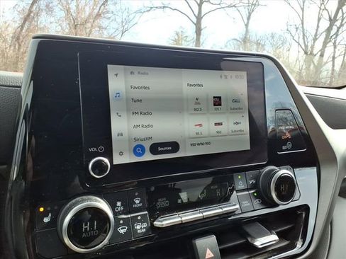 Used 2023 Toyota Highlander XLE image 21