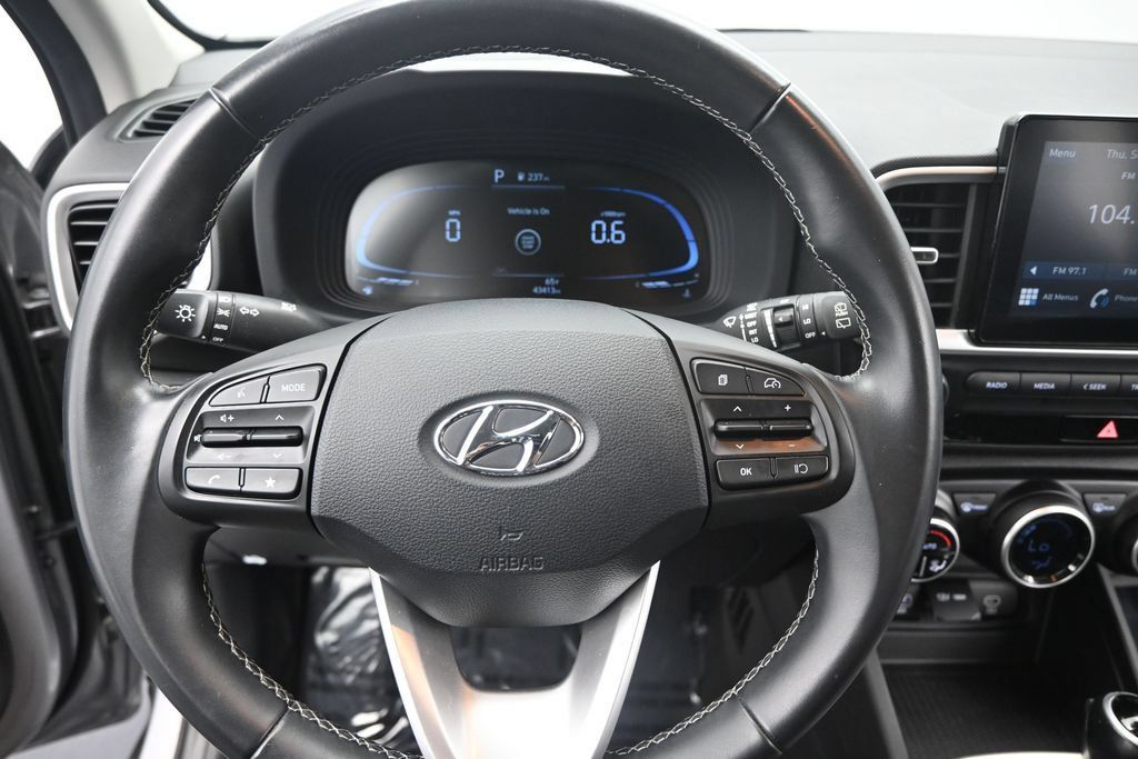 Used 2025 Hyundai Venue SEL FWD image 18