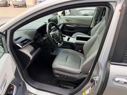 Used 2023 Toyota Sienna XLE AWD/4WD image 4