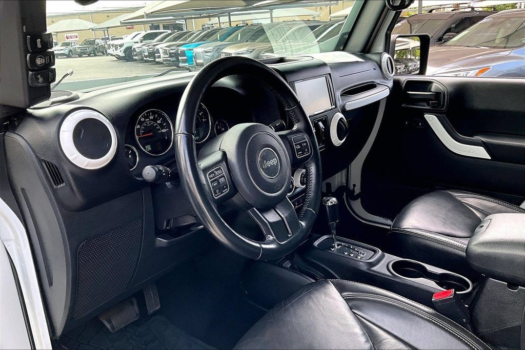 Used 2017 Jeep Wrangler Unlimited Sahara w/ Max Tow Package AWD/4WD image 13