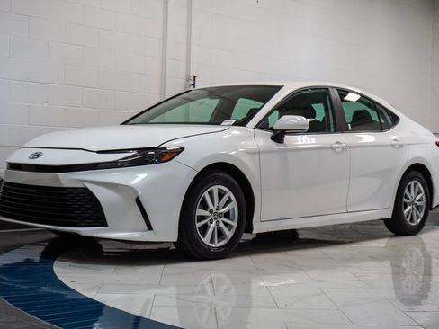 Used 2025 Toyota Camry LE FWD image 4