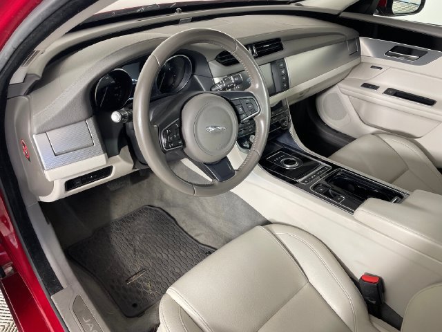 Used 2016 Jaguar XF Premium RWD image 3