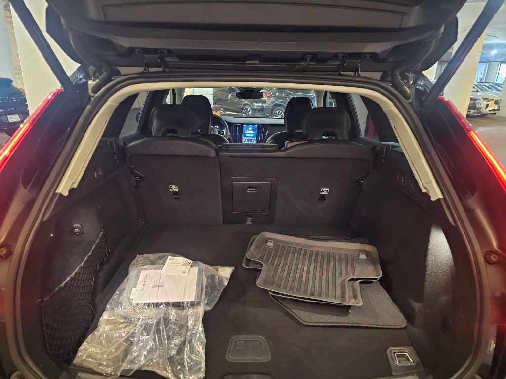 Certified 2024 Volvo XC60 T8 Ultimate w/ Protection Package Premier AWD/4WD image 9
