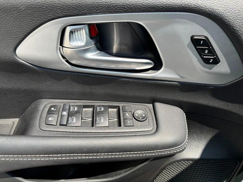 Used 2025 Chrysler Pacifica Limited FWD image 20