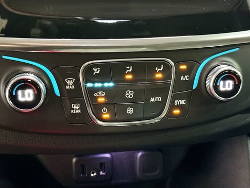 Used 2021 Chevrolet Traverse LT FWD image 16