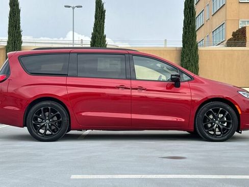 New 2026 Chrysler Pacifica Limited w/ S Appearance Package image 3