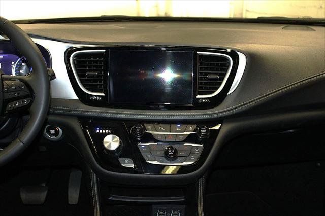 Certified 2025 Chrysler Pacifica Limited FWD image 15