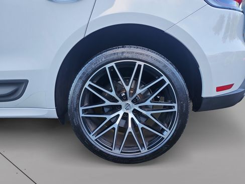 Used 2024 Porsche Macan AWD/4WD image 15