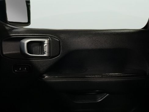 Used 2018 Jeep Wrangler Unlimited Sahara AWD/4WD image 13