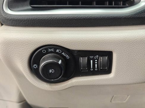 Used 2021 Chrysler Pacifica Touring-L w/ Uconnect Theater Family Group FWD image 37