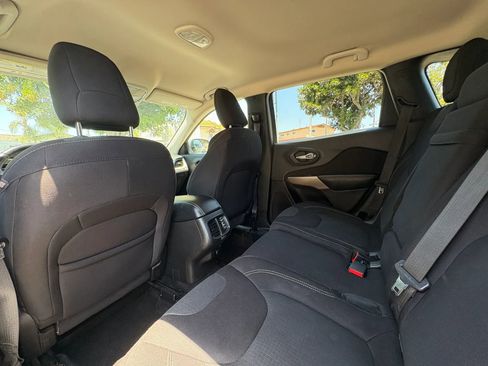 Used 2017 Jeep Cherokee Latitude FWD image 12