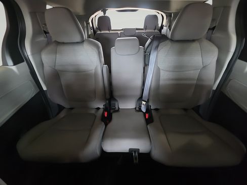 Used 2023 Toyota Sienna LE AWD/4WD image 24