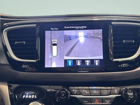 Used 2020 Chrysler Pacifica Touring-L w/ Advanced Safetytec Group FWD image 22