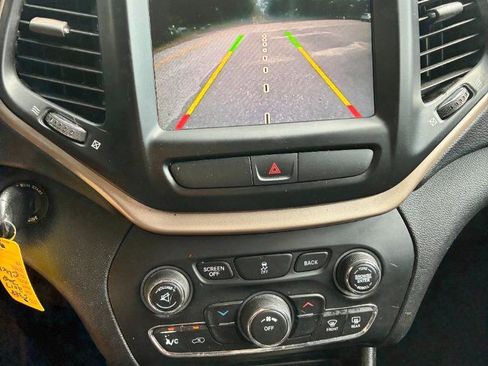 Used 2017 Jeep Cherokee Latitude FWD image 5
