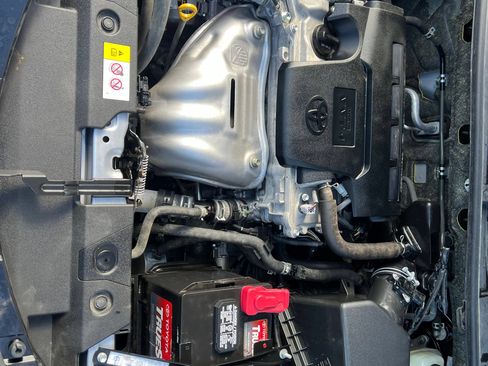 Used 2018 Toyota RAV4 XLE AWD/4WD image 32