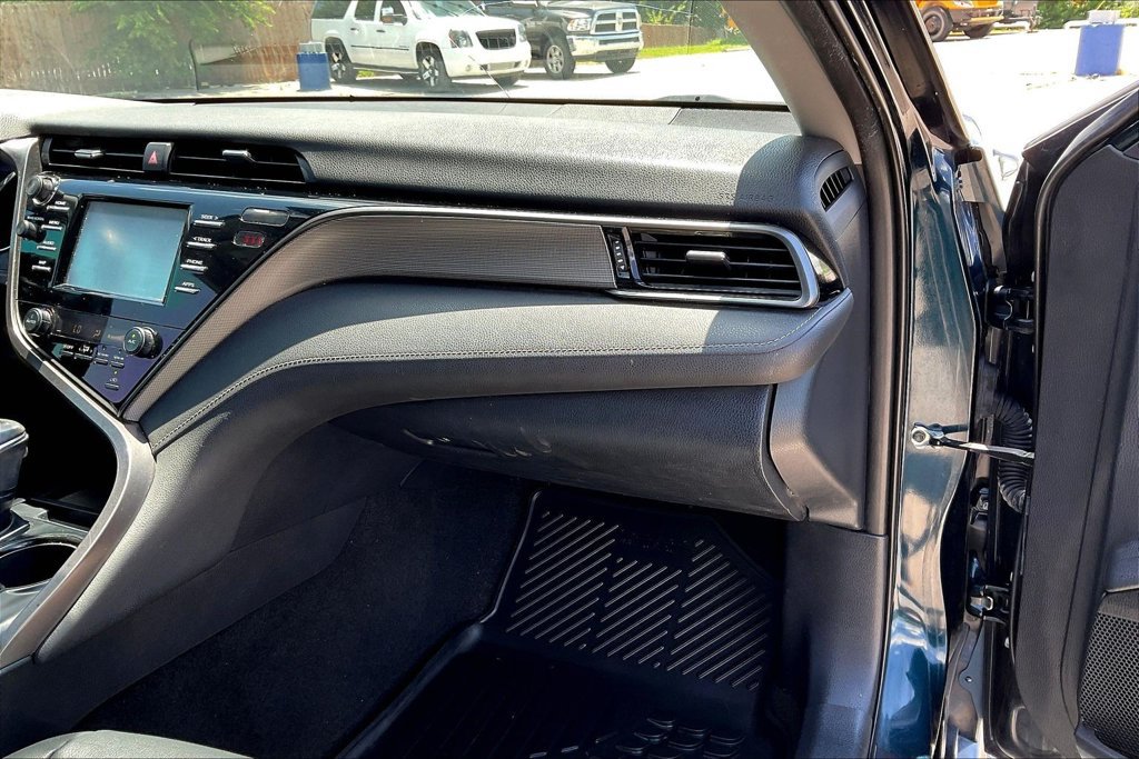 Used 2019 Toyota Camry SE FWD image 17