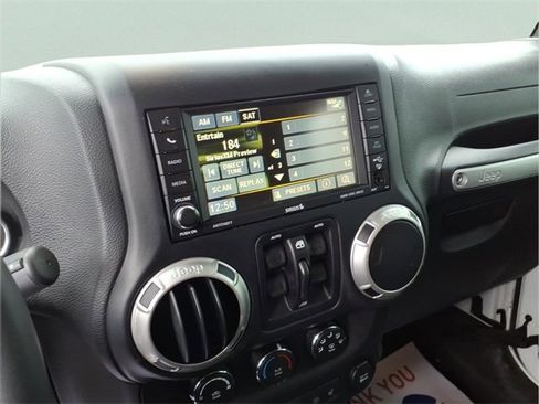 Used 2016 Jeep Wrangler Unlimited Sahara w/ Connectivity Group image 17