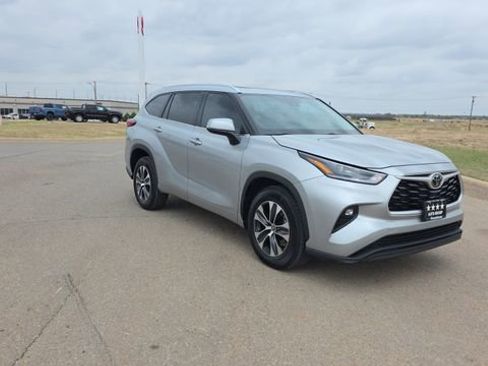 Used 2021 Toyota Highlander XLE image 4