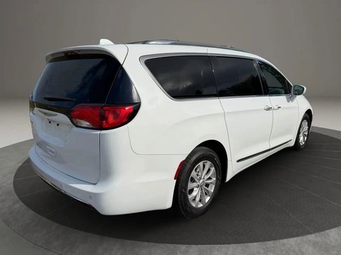 Used 2018 Chrysler Pacifica Touring-L FWD image 6