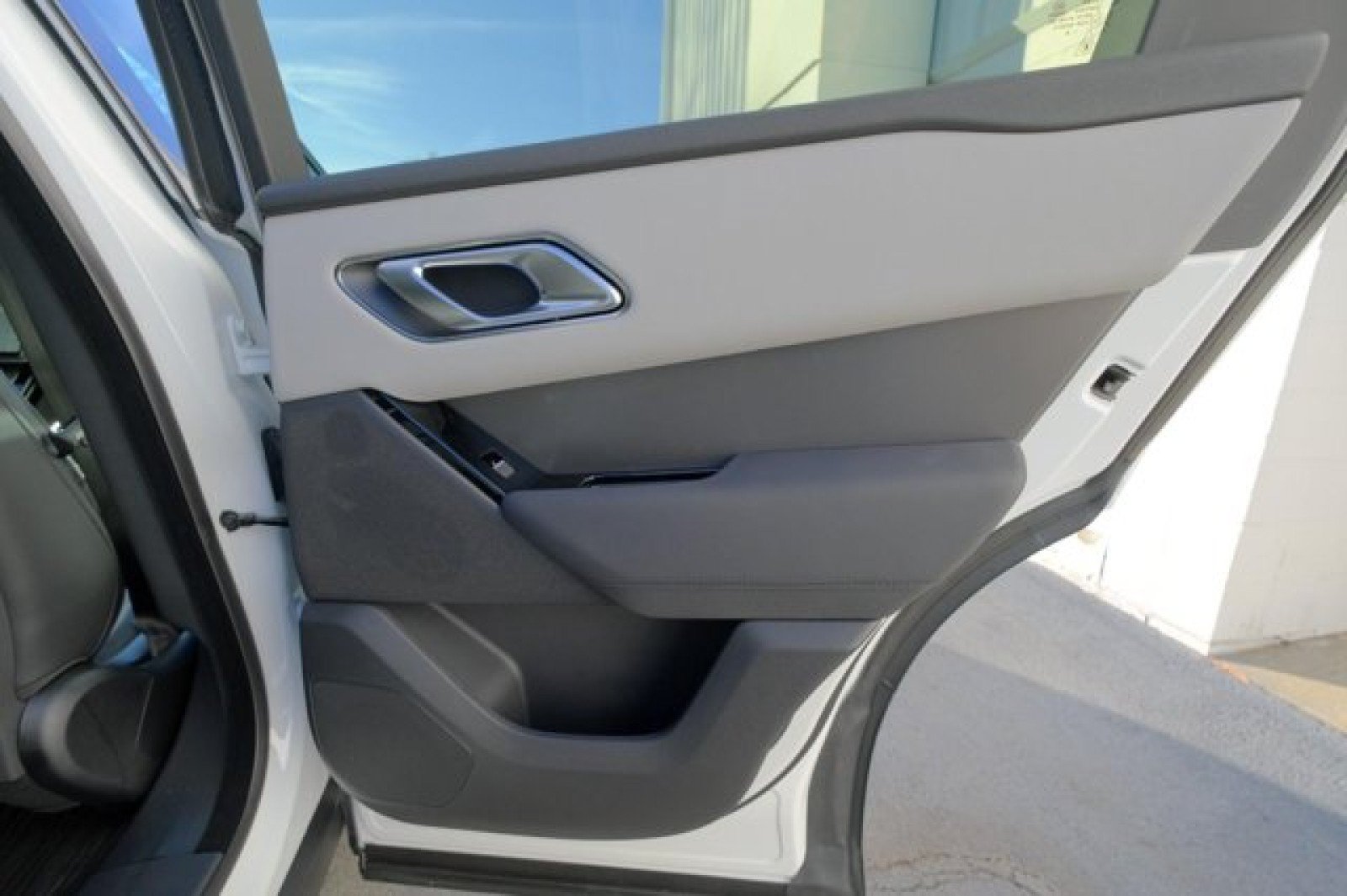 Used 2025 Land Rover Range Rover Velar Dynamic SE AWD/4WD image 16