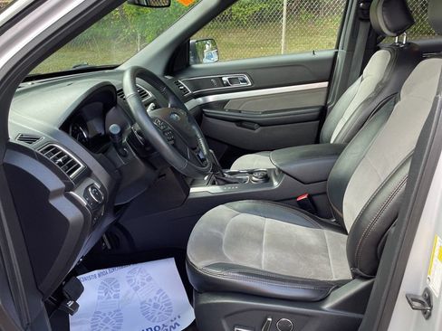 Used 2017 Ford Explorer XLT w/ Equipment Group 202A AWD/4WD image 3