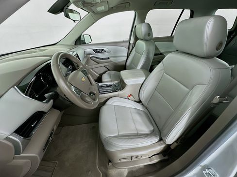Used 2020 Chevrolet Traverse LT image 13
