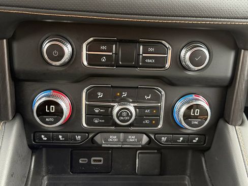 Used 2024 GMC Yukon AT4 AWD/4WD image 17
