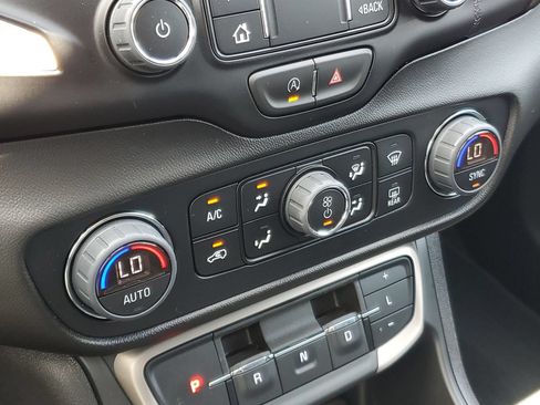 Used 2024 GMC Terrain Denali w/ Denali Premium Package AWD/4WD image 31