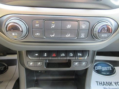 Used 2022 Chevrolet Colorado Z71 AWD/4WD image 19