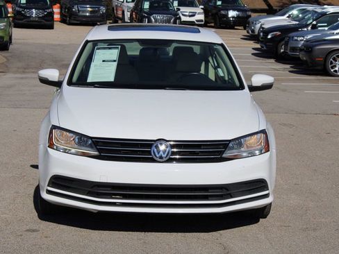 Used 2017 Volkswagen Jetta SE image 2