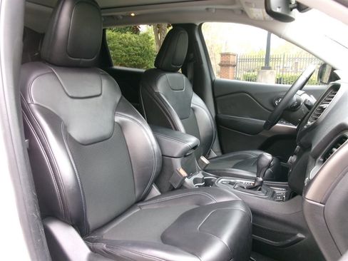 Used 2019 Jeep Cherokee Latitude Plus w/ Comfort/Convenience Group image 17