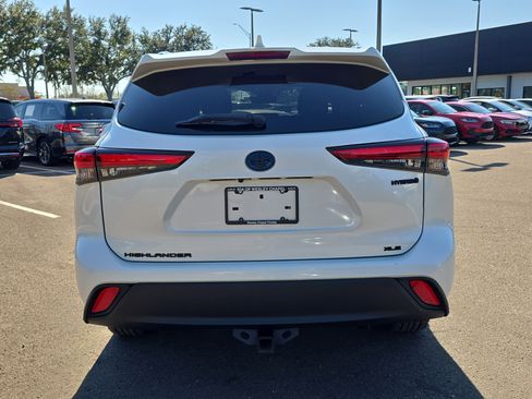 Used 2021 Toyota Highlander XLE image 7