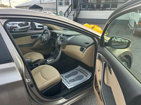 Used 2013 Hyundai Elantra GLS w/ Preferred Pkg image 12
