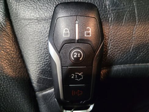 Used 2017 Ford Explorer XLT w/ Equipment Group 202A AWD/4WD image 32
