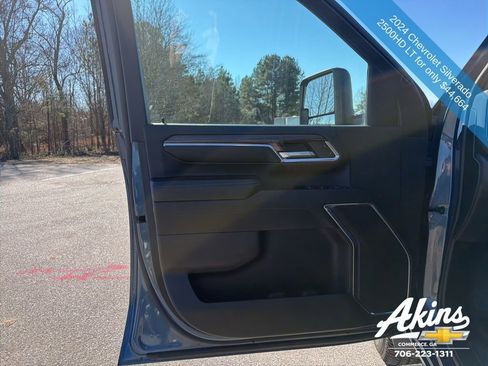 Used 2024 Chevrolet Silverado 2500 LT w/ Convenience Package image 17