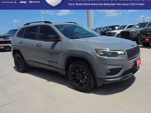 Used 2023 Jeep Cherokee Altitude Lux AWD/4WD image 2
