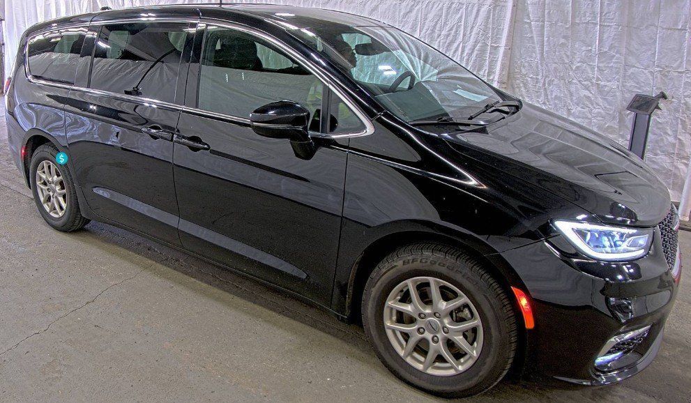 Used 2024 Chrysler Pacifica Touring FWD image 1