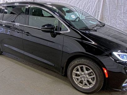 Used 2024 Chrysler Pacifica Touring