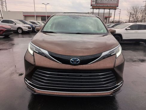 Used 2024 Toyota Sienna Limited image 8