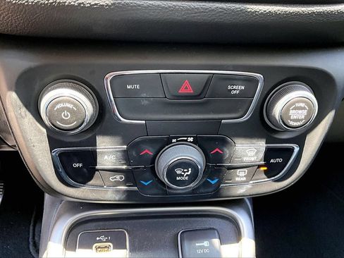 Used 2019 Jeep Compass Latitude w/ Popular Equipment Group FWD image 22