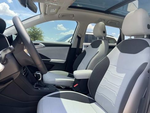 New 2026 Volkswagen Taos SE FWD image 11