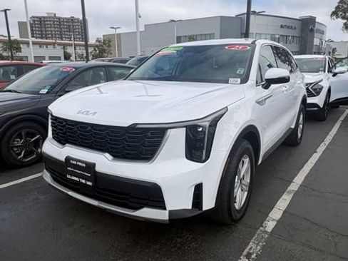 Certified 2025 Kia Sorento LX FWD image 1