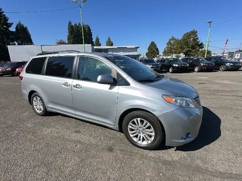 Used 2017 Toyota Sienna XLE image 2